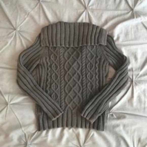EUC Gap Cable Knit V-neck Sweater with Sailor Collar - Picture 2 of 3